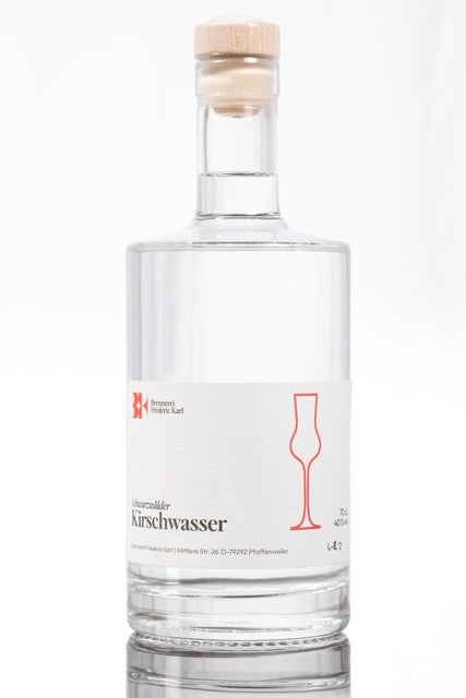 Das Produktbild des original Schwarzwälder Kirschwasser der Brennerei Karl aus Pfaffenweiler.